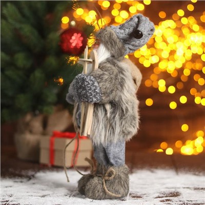 Дед Мороз "В сером костюмчике с лыжами" 18х30 см