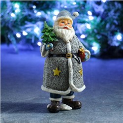 Фигура "Дед Мороз с елкой и подарком" в белом 10х13х22см