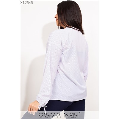 Прямая блуза с круглым вырезом длинными рукавами на эластичных манжетах-резинках, декорирована завязками по горловине и рабочими пуговками X12545