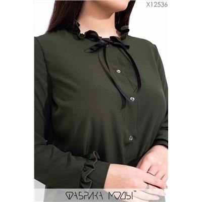 Блуза прямого кроя с отделкой из рюшей по горловине и манжетах на длинных рукавах, фигурными выточками и на пуговицах по всей длине X12536