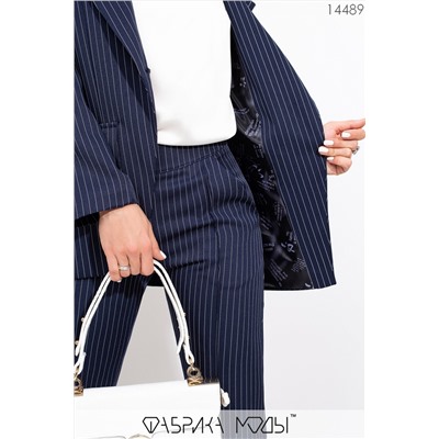 Костюм: приталенный пиджак на подкладе с отложным воротником на пуговке, брюки средней посадки на потайной молнии сбоку, карманами и отворотом 14489